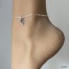 Chaîne de cheville femme en argent sterling 925 avec plume fine et design minimaliste portée - Bijou fait main par Ninanina