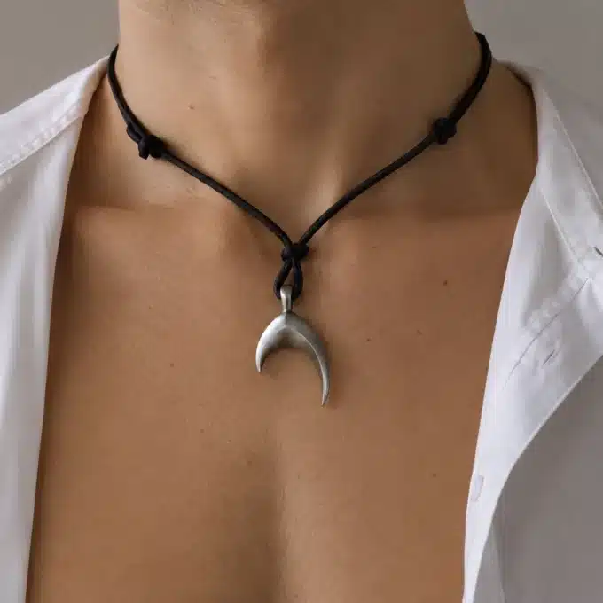N4409b Collier homme cuir pendentif queue de baleine Acier inoxydable - Bijoux colliers hommes en ligne Ninanina