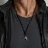 N4409c Collier homme cuir pendentif queue de baleine Acier inoxydable - Bijoux colliers hommes en ligne Ninanina