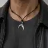 N4409d Collier homme cuir pendentif queue de baleine Acier inoxydable - Bijoux colliers hommes en ligne Ninanina