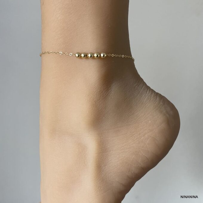 Zoom sur les perles rondes en plaqué or de la chaîne de cheville 27 cm - Bijou féminin et délicat signé Ninanina