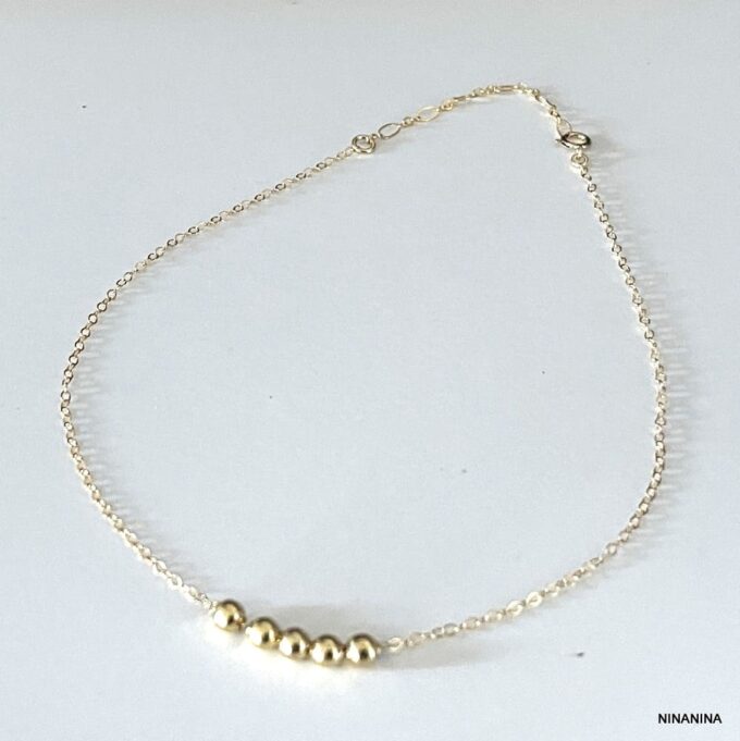 Détail des perles rondes en plaqué or de la chaîne de cheville 27 cm - Bijou raffiné pour sublimer vos pieds