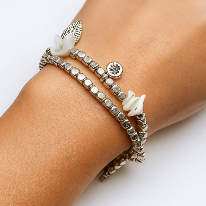 N4547a Bracelet double tour artisanal en perles carrées argentées et nacre blanche pour femme - Bijoux Bracelets boheme chic en ligne Ninanina