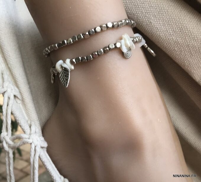 N4549f Bracelet cheville boheme chic double tours nacre blanche - Bijoux de pied en ligne Ninanina