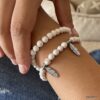 N4590 Bracelet perles blanches femme double tour plumes - Bijoux Bracelets en ligne Ninanina