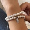N4590b Bracelet perles blanches femme double tour plumes - Bijoux Bracelets en ligne Ninanina