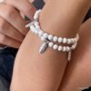 N4590d Bracelet perles blanches femme double tour plumes - Bijoux Bracelets en ligne Ninanina