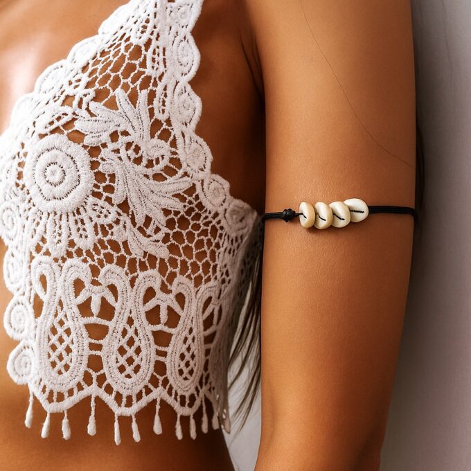 N4609b Bracelet de biceps femme artisanal coquillages cauris blancs cordon cuir réglable noeuds coulissants - Bracelets de bras
