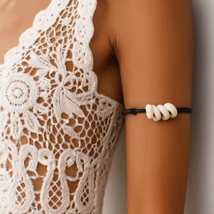 N4609d Bracelet de biceps femme artisanal coquillages cauris blancs cordon cuir réglable noeuds coulissants - Bracelets de bras