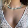N4622a Collier Turquoise véritable et Argent 925 massif femme - Bijoux Coliers femmes en ligne Ninanina Gros plan sur Collier artisanal pour femme en Turquoise véritable et Argent massif, signé Ninanina porté sur une robe boheme en dentelle blanche