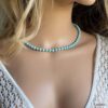 N4622b Collier Turquoise véritable et Argent 925 massif femme - Bijoux Coliers femmes en ligne Ninanina Bijou féminin élégant, collier en pierre turquoise naturelle et argent sterling porté par une femme avec robe blanche en dentelle