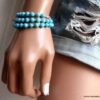 N4622b Collier Turquoise véritable et Argent 925 massif femme – Bijoux Colliers femmes en ligne Ninanina Collier en Turquoise véritable et Argent 925 massif, design artisanal fait main par Ninanina. L'image montre le bijou porte en bracelet porté sur une main avec 3 tours montrant les différentes façons de le porter