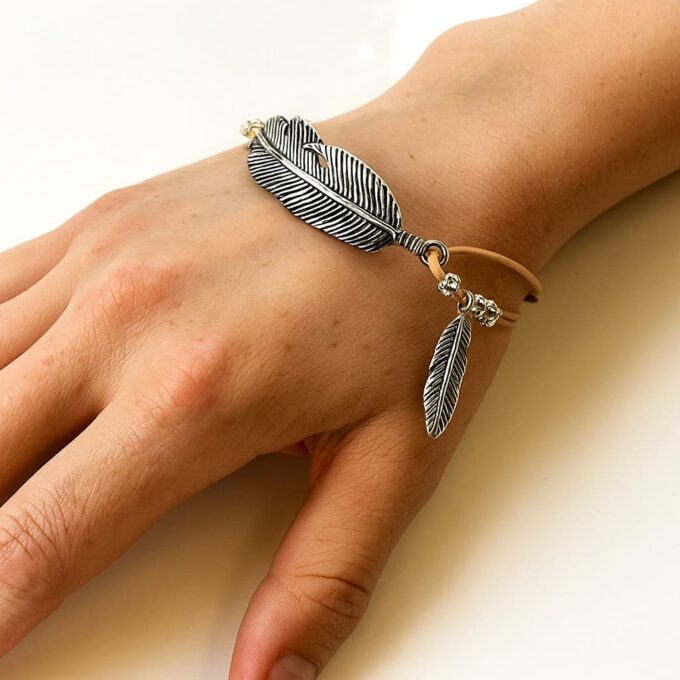 N4688 Bracelet plume argentée grande taille sur cordon cuir noir réglable pour femme fait main - Bijoux Bracelets boheme chic en ligne Ninanina