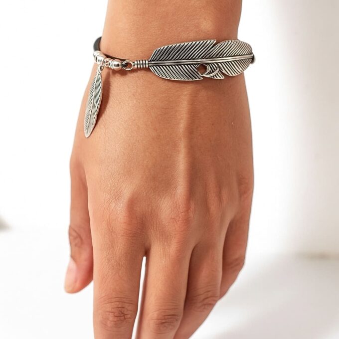 N4688a Bracelet plume argentée grande taille sur cordon cuir noir réglable pour femme fait main - Bijoux Bracelets boheme chic en ligne Ninanina