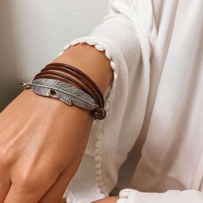 N4690a Bracelet artisanal multi tours grande plume argentée et cordon cuir à enrouler autour du poignet - Bijoux Bracelets en ligne Ninanina