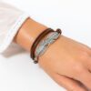 N4690b Bracelet artisanal multi tours grande plume argentée et cordon cuir à enrouler autour du poignet - Bijoux Bracelets en ligne Ninanina