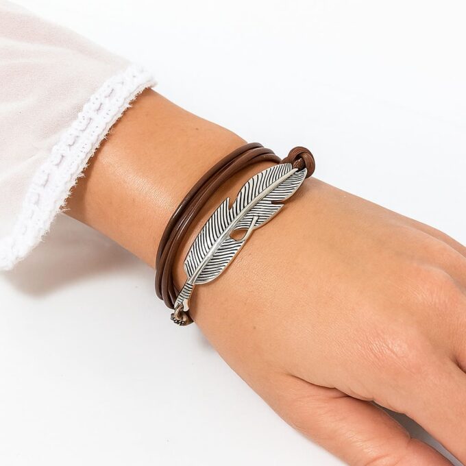 N4690b Bracelet artisanal multi tours grande plume argentée et cordon cuir à enrouler autour du poignet - Bijoux Bracelets en ligne Ninanina
