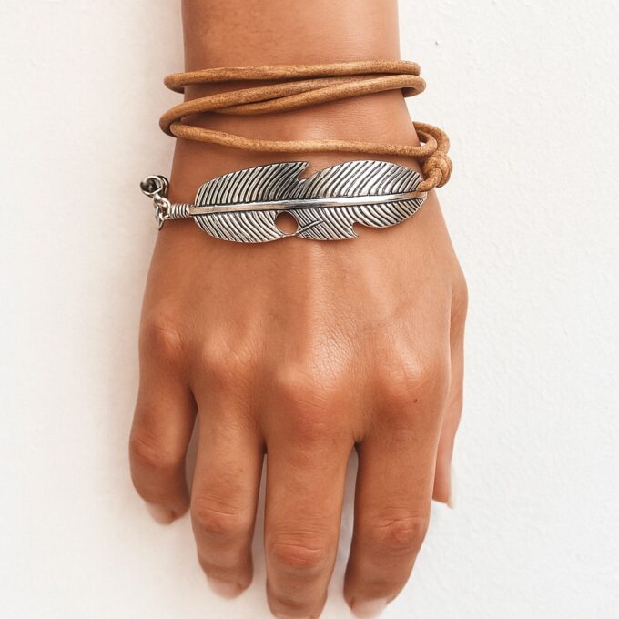 N4690D Bracelet artisanal multi tours grande plume argentée et cordon cuir à enrouler autour du poignet - Bijoux Bracelets en ligne Ninanina