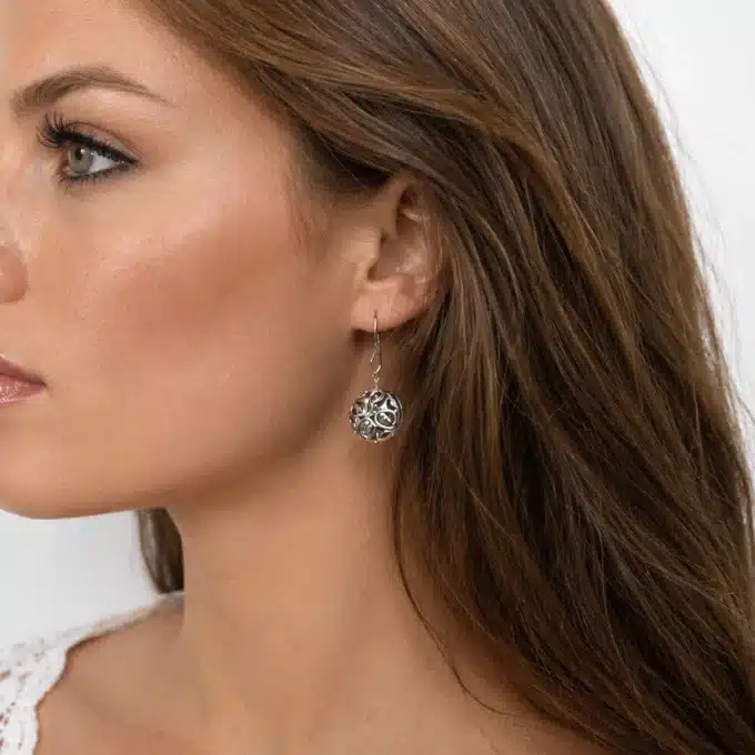 N4705 Boucles d'oreilles fantaisie femme pendentifs ronds argentés - Bijoux d'oreille femmes en ligne Ninanina