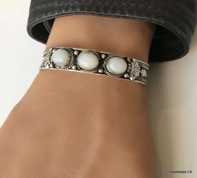 N4737a Bracelet pierre de lune pas cher manchette artisanale blanche - Bijoux Bracelets en ligne Ninanina