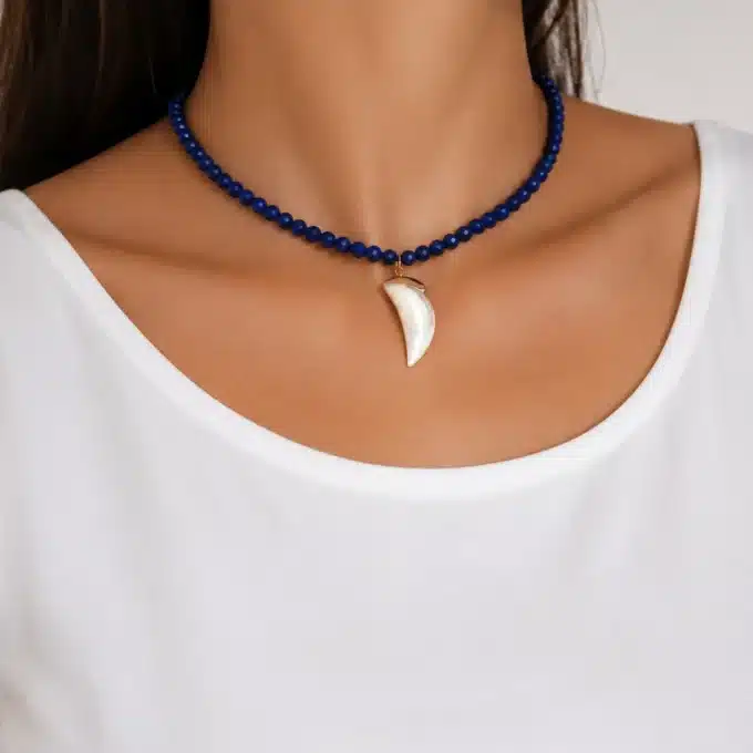 N4816 Collier lapis lazuli femme pendentif dent de requin nacre blanche - Bijoux colliers femmes en ligne Ninanina