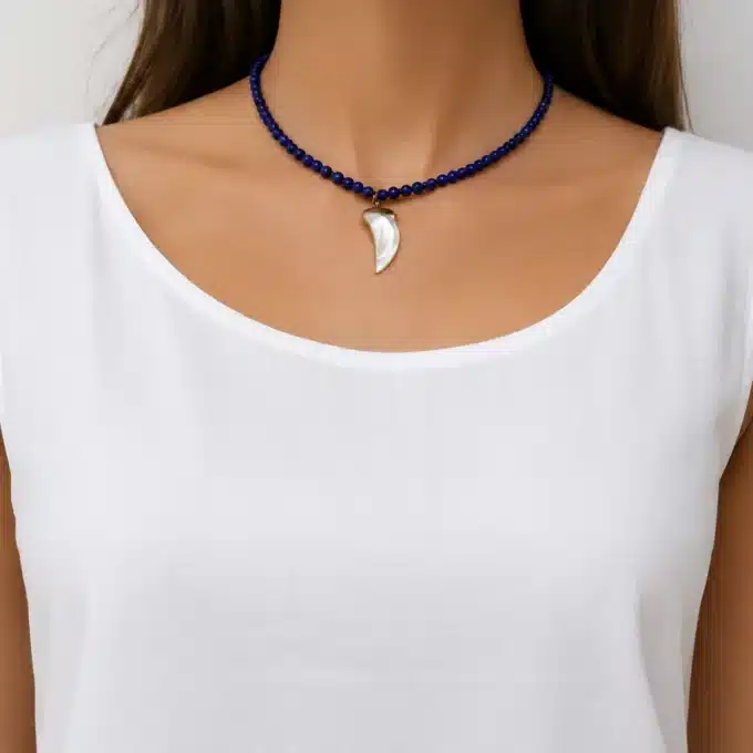 N4816a Collier lapis lazuli femme pendentif dent de requin nacre blanche - Bijoux colliers femmes en ligne Ninanina