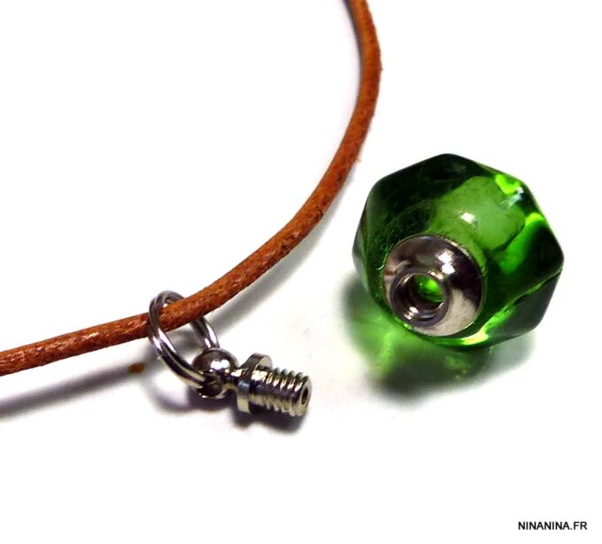N4900b collier cordon cuir fiole parfum diamant vert