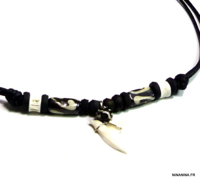 N4904a Collier dent de requin véritable pour homme fait main en France avec perles blanches et noires - Bijoux colliers ethniques en ligne Ninanina