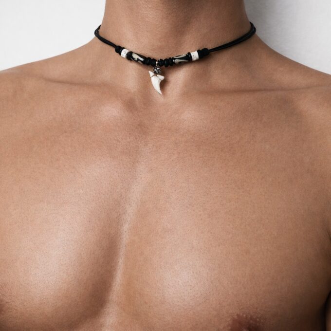 N4904d Collier dent de requin véritable pour homme fait main en France avec perles blanches et noires - Bijoux colliers ethniques en ligne Ninanina