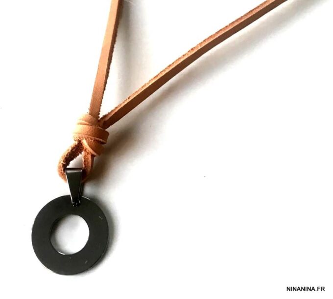 N4994 Collier homme pendentif rond Acier inoxydable lacet cuir - Bijoux Colliers en ligne Ninanina