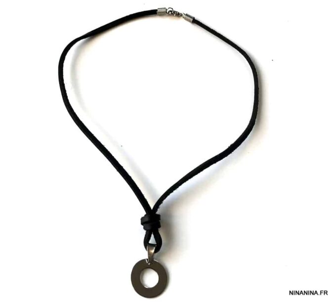 N4994e Collier homme pendentif rond Acier inoxydable lacet cuir - Bijoux Colliers en ligne Ninanina