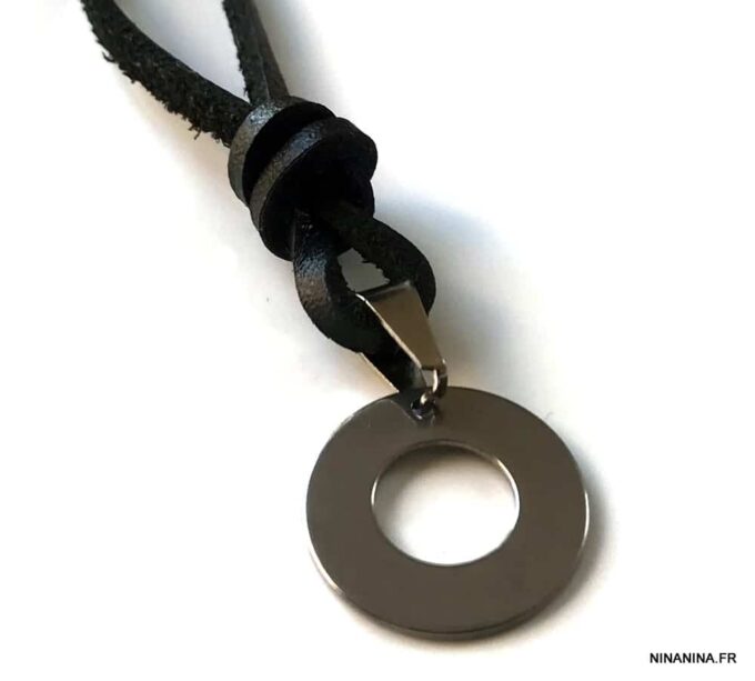 N4994f Collier homme pendentif rond Acier inoxydable lacet cuir - Bijoux Colliers en ligne Ninanina