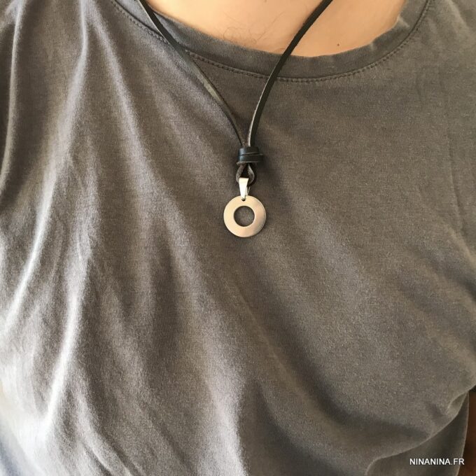 N4994J Collier homme pendentif rond Acier inoxydable lacet cuir - Bijoux Colliers en ligne Ninanina
