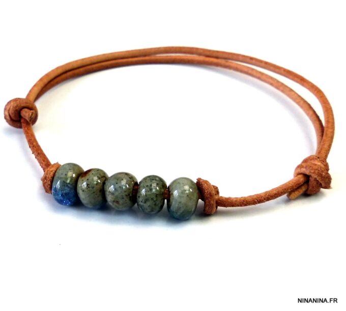 N5023 bracelet cordon cuir perles ceramique bleues