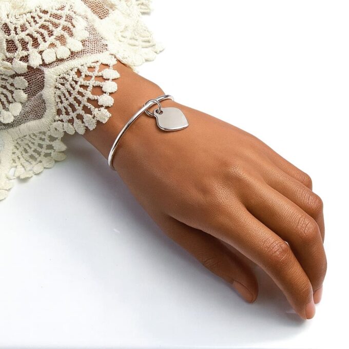 N5043 Bracelet Jonc Femme avec Pendentif Cœur en Argent Plaqué – Bijou Artisanal Fait Main - Bijoux Bracelets joncs en ligne Ninanina