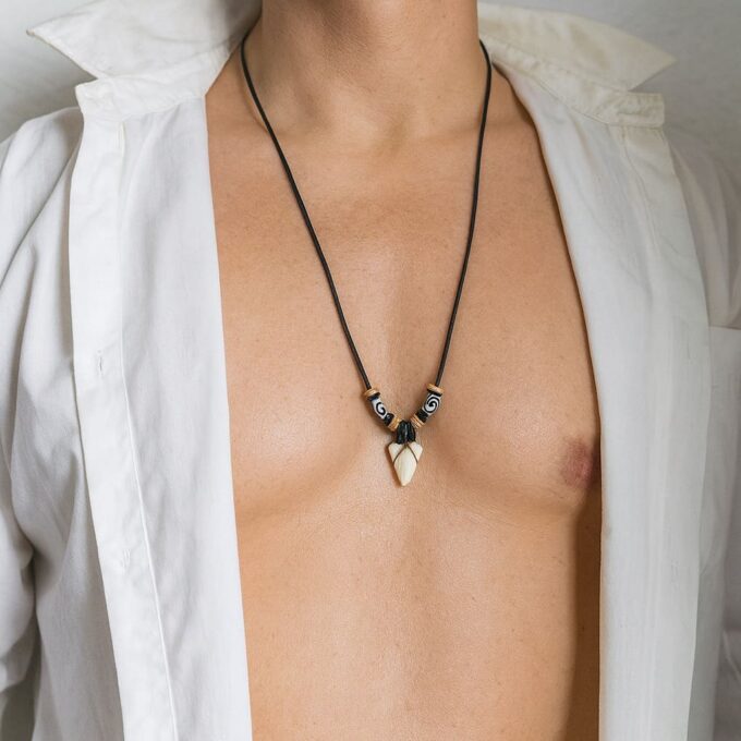 N5105a Collier cordon ethnique pendentif dent de requin perles bois - Bijoux Colliers hommes en ligne Ninanina