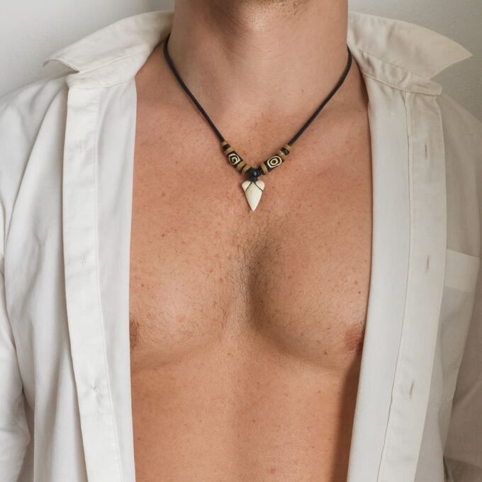 N5105c Collier cordon ethnique pendentif dent de requin perles bois - Bijoux Colliers hommes en ligne Ninanina