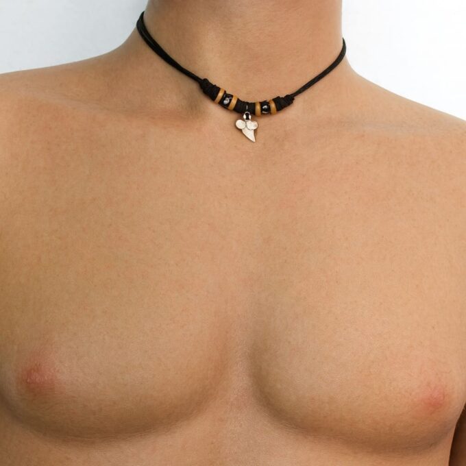 N5107b Collier tribal homme cordon pendentif dent de requin véritable et perles bois - Bijoux Colliers cordons en ligne Ninanina