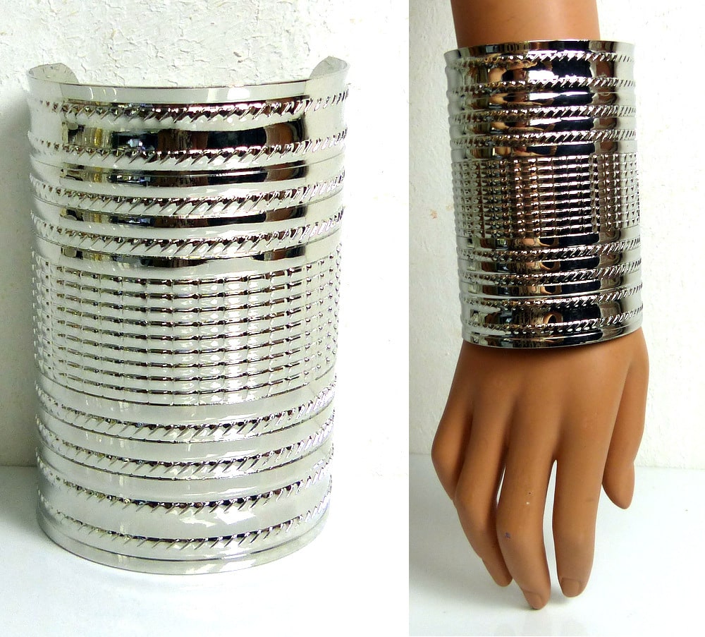 Bracelet Manchette Large En Métal Argenté Vintage - S'ouvre - Superbe Patine - Occasion Sans Marque