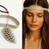 N5212a Bandeau de tete cuir femme plumes blanches et noires fait main en france - Accessoires de coiffure boheme chic en ligne Ninanina