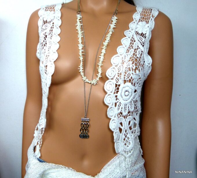 N5218b Collier tribal lanière daim et corail blanc