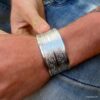 N5315a Manchette ethnique large homme femme argenté - Bijoux Bracelets en ligne Ninanina