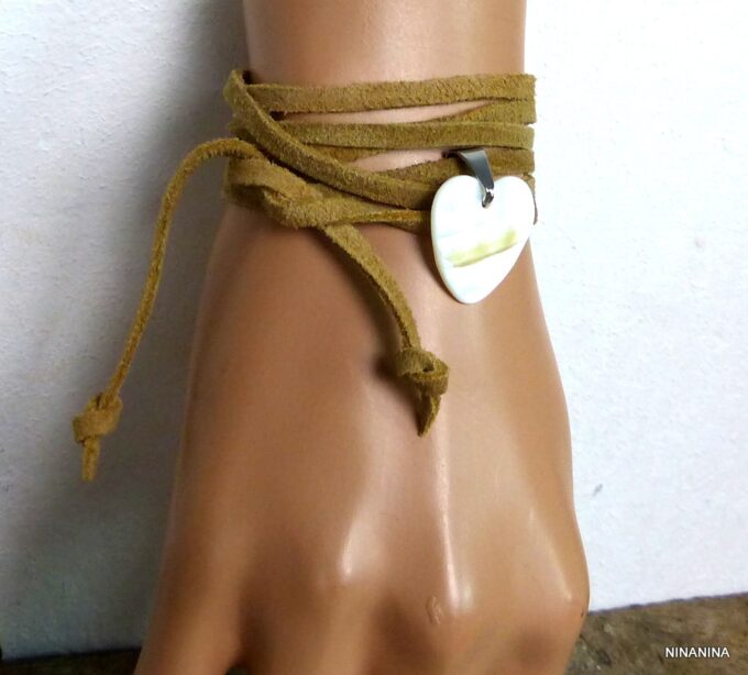 N5330a Bracelet femme lien cuir daim coeur nacre