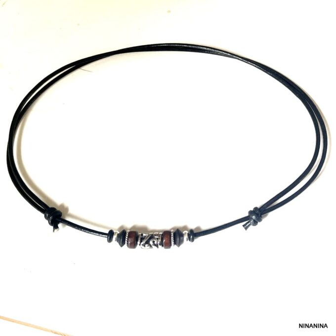 Détail du collier homme en cuir véritable et argent sterling 925 avec cordon réglable sur fond blanc - Design artisanal et moderne signé Ninanina