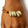 N5449a Bracelet cordon cuir ajustable coquillages cauris blancs artisanal pour femme - Bijoux Bracelets bnoheme en ligne Ninanina