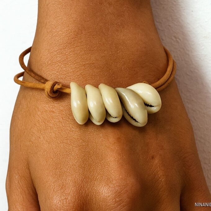 N5449a Bracelet cordon cuir ajustable coquillages cauris blancs artisanal pour femme - Bijoux Bracelets bnoheme en ligne Ninanina