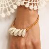 N5449b Bracelet cordon cuir ajustable coquillages cauris blancs artisanal pour femme - Bijoux Bracelets bnoheme en ligne Ninanina