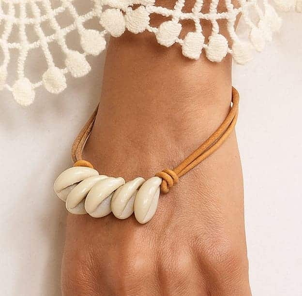 N5449b Bracelet cordon cuir ajustable coquillages cauris blancs artisanal pour femme - Bijoux Bracelets bnoheme en ligne Ninanina