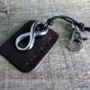 N5452a Porte clé homme cuir infini acier inoxydable personnalisé initiales et date NINANINA