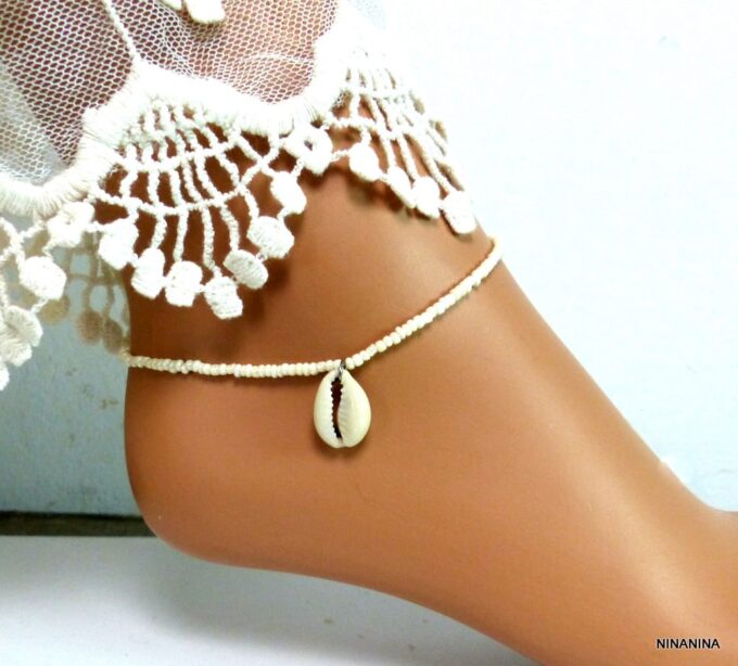 N5510B bracelet de cheville coquillag cauri rocailles blanches NINANINA